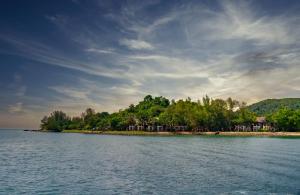 珍南海滩Rebak Island Resort & Marina, Langkawi的水体中间的一个岛屿