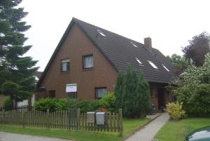 克鲁姆赫恩Haus Weda的黑色屋顶的棕色砖屋
