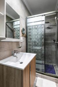 哈博罗内The Melva Guest House的一间带水槽和淋浴的浴室