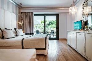 法里拉基Mitsis Selection Alila的酒店客房设有两张床和一个阳台。