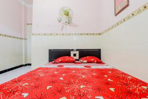 班图尔Losmen Panorama的一间卧室配有红色的床和红色枕头