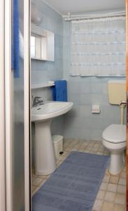 卡瓦利诺Camping Village Miramare的一间带水槽和卫生间的浴室
