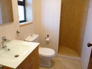 卡武埃鲁Casa Julio的浴室配有卫生间、盥洗盆和淋浴。