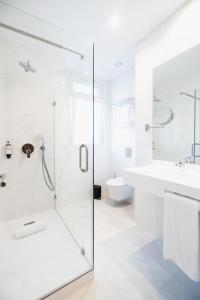 里斯本LX SoHo Boutique Hotel by RIDAN Hotels的带淋浴和盥洗盆的白色浴室