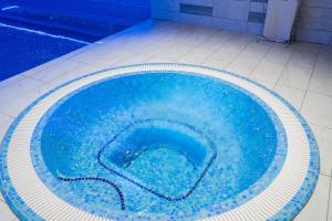 希灵登Atrium Hotel Heathrow的浴室里有一个蓝色的大池子