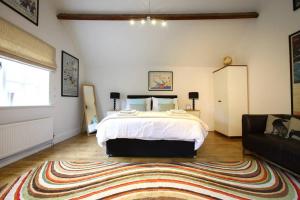 QuarndonOld Croft Stables的一间卧室配有一张大床和地毯。