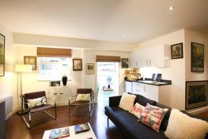 QuarndonOld Croft Stables的带沙发的客厅和厨房
