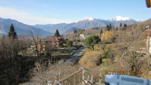 MiazzinaCà Pinotta的享有以山脉为背景的小镇美景。
