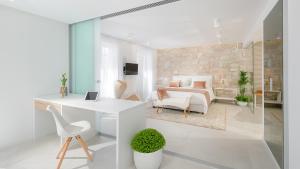 赫瓦尔Villa Gariful的白色的客房设有书桌和卧室。