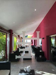 索里亚诺内尔奇米诺埃里莫冬宫酒店的餐厅拥有红色的墙壁和白色的桌椅