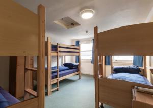 阿勒浦Ullapool Youth Hostel的宿舍间设有两张双层床和走廊。