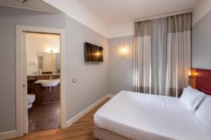 罗马贝斯特韦斯特亚斯特维德酒店的一间卧室配有一张床,浴室设有水槽
