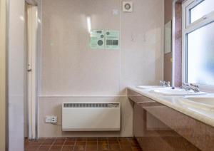 Ullapool Youth Hostel的一间浴室