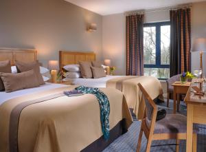基拉尼The Parkavon Hotel的酒店客房设有三张床和一张书桌