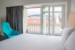 里斯本Stay Hotel Lisboa Centro Chiado的卧室设有白色的床和大窗户