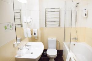 苏梅Optima Sumy的浴室配有卫生间、盥洗盆和浴缸。