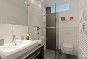 巴特维塞菲林沃浓艮特林克尔酒店的白色的浴室设有水槽和卫生间。