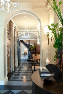 巴黎贵族酒店的走廊上设有配有桌子和楼梯的大堂