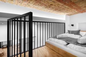 布达佩斯Jobelhome Apartments的一间卧室配有一张床和一个黑色栏杆