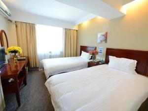 兰州格林豪泰兰州火车站客运中心商务酒店	的酒店客房设有两张床和电视。