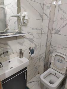 伊斯坦布尔Moon Hotel Şirinevler的白色的浴室设有水槽和卫生间。