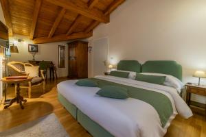 博洛尼亚Casa Miramonte的一间大卧室,配有一张大床和一张桌子