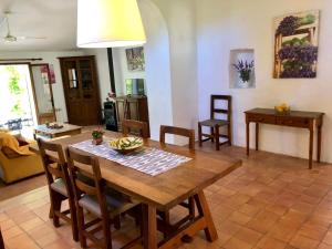 波连斯萨Finca Can Trui的客厅配有木桌和椅子