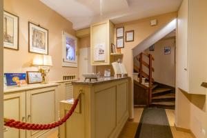 博洛尼亚Casa Miramonte的走廊设有通往客房的楼梯