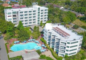 七岩可拉查姆度假酒店的享有带游泳池的度假村的空中景致