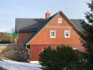 霍尔马拉帕Cibulka的黑色屋顶的红色谷仓