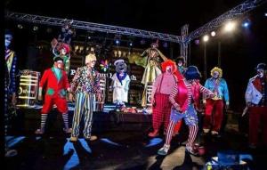 艾因苏赫纳Seaview Chalets in Porto South Beach - Families Only的一群穿着小丑服装的人在舞台上