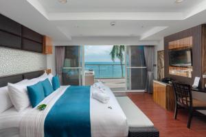 拉迈Royal Beach Boutique Resort & Spa Koh Samui - SHA Extra Plus的一间卧室设有一张床,享有海景