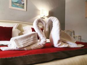 布齐盖蓝色海岸酒店的床上的两条毛巾天鹅