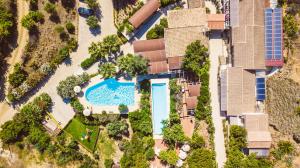 穆拉沃拉Hotel Rio Molas的享有度假村游泳池的顶部景致