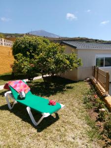 San Juan de la RamblaCasa Lanzarote的院子里的绿色和白色草坪椅