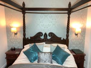 林顿北崖酒店的一间卧室配有一张带蓝色枕头的大床