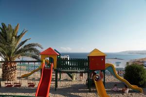 卡尔扎迈纳Mitsis Family Village的海滩上带滑梯的游乐场
