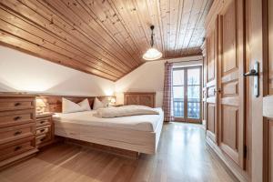 伦格里斯Lamprechthof的一间卧室设有一张床和木制天花板