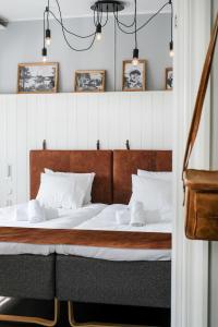 FurusundHotell Furusund的卧室配有带白色枕头的大床