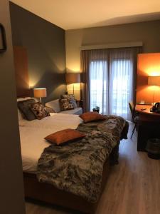 东福尔讷马里昂的武器的酒店客房配有两张床和一张书桌