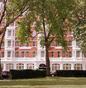 伦敦马尔马逊伦敦酒店的前面有树木的大建筑