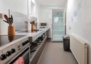 盖尔洛赫Gairloch Sands Youth Hostel的厨房配有炉灶和冰箱。
