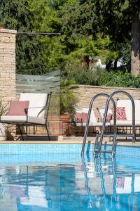 迪斯诺历史帝斯诺酒店的一个带两把椅子和一张桌子的游泳池以及一个游泳池