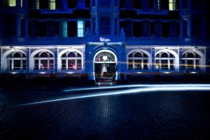 伦敦马尔马逊伦敦酒店的街上灯火通明的夜间建筑