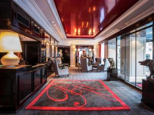 格勒诺布尔Park Hôtel Grenoble - MGallery的酒店大堂,地板上铺有红地毯