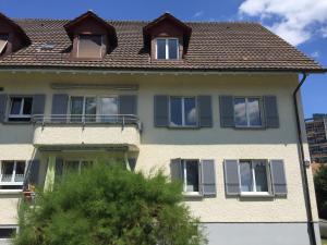 伯尔尼Ferienwohnung in Bern的一座带蓝色窗户和屋顶的房子