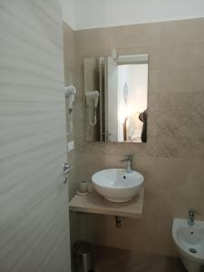 切萨雷奥港Mediterranea Guest House的一间带水槽和镜子的浴室