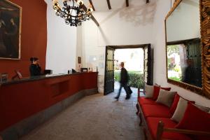 乌鲁班巴圣奥古斯丁修道院德拉勒科塔酒店的走进餐厅,在餐厅里用红色沙发