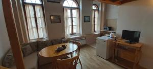 瓦尔纳城堡旅馆的一间带桌子的客厅和一间小厨房