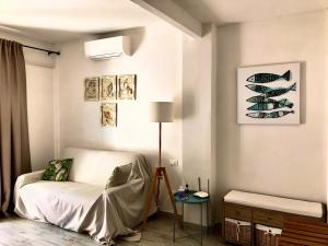 蒙特罗索阿尔马雷Cà Lea,2 Minuti dalla Spiaggia di Monterosso的一间卧室配有一张床、一张桌子和一盏灯